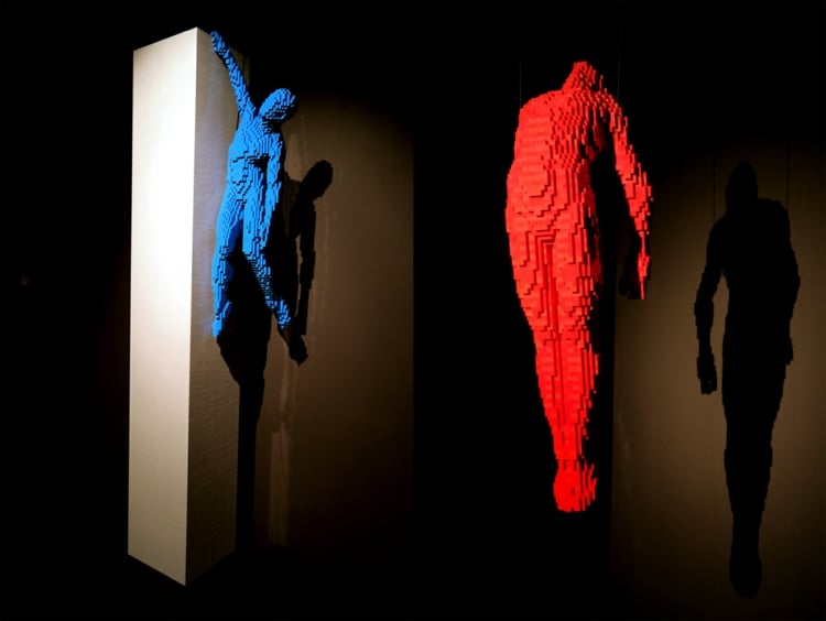 sculpture-Lego-Nathan-Sawaya-figures-humaines-bleu-rouge