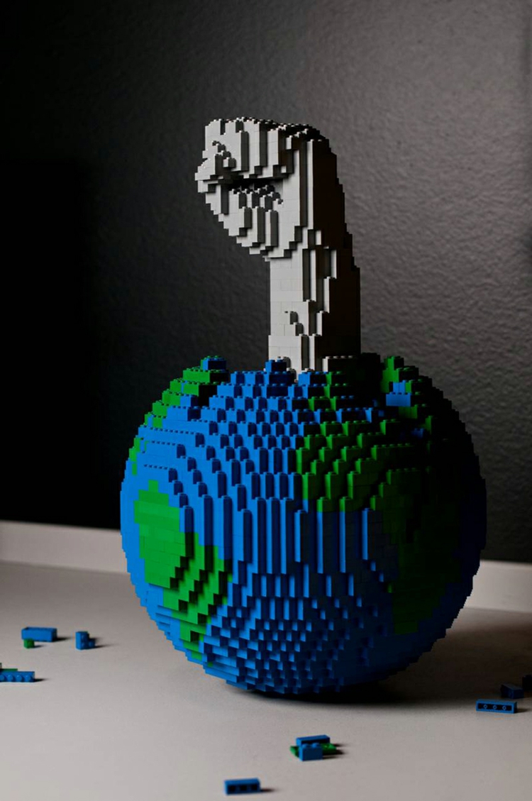 sculpture-Lego-Nathan-Sawaya-globe-poing-levé-sortant
