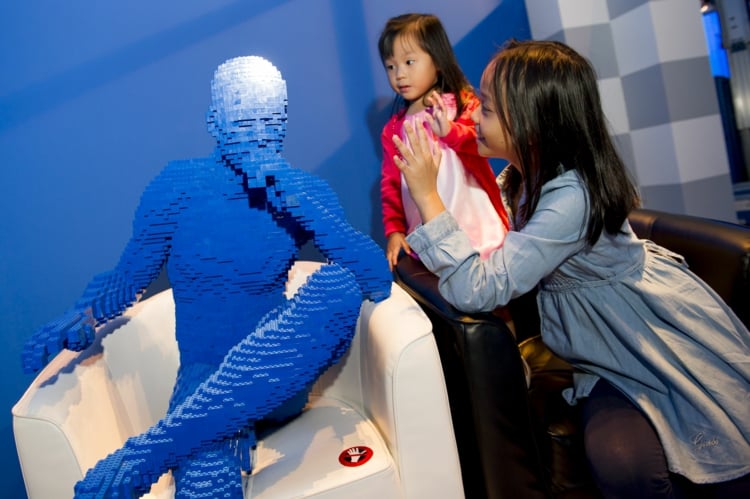 sculpture-Lego-Nathan-Sawaya-homme-assis-fauteuil-exposition
