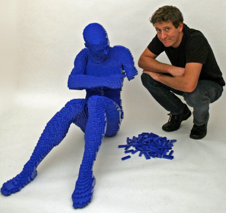 sculpture-Lego-Nathan-Sawaya-homme-bleu-taille-réelle