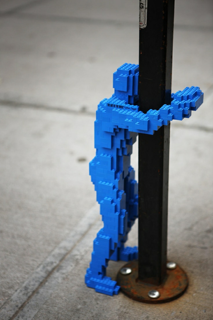 sculpture-Lego-Nathan-Sawaya-installation-street-art-New-York-Human