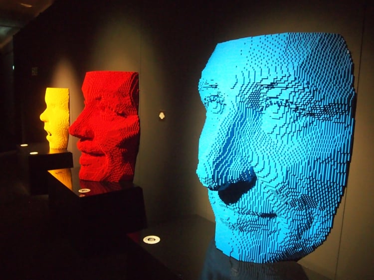sculpture-Lego-Nathan-Sawaya-masques-jaune-rouge-bleu