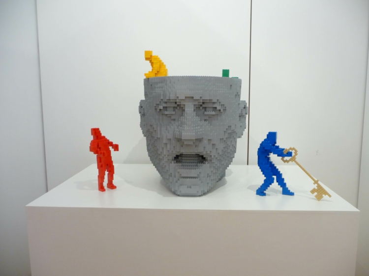 sculpture-Lego-Nathan-Sawaya-reflettant-société-contemporaine