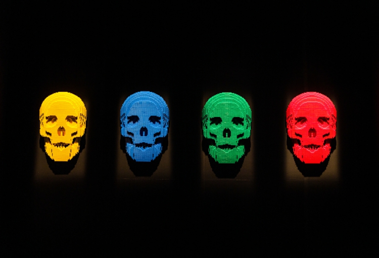 sculpture-Lego-Nathan-Sawaya-têtes-de-mort-collection-Skulls