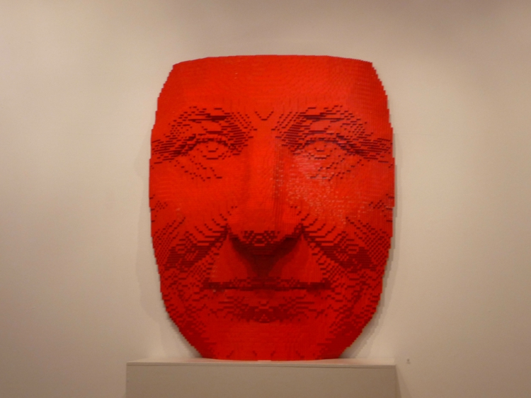 sculpture-Lego-Nathan-Sawaya-visage-humain-briques-rouges