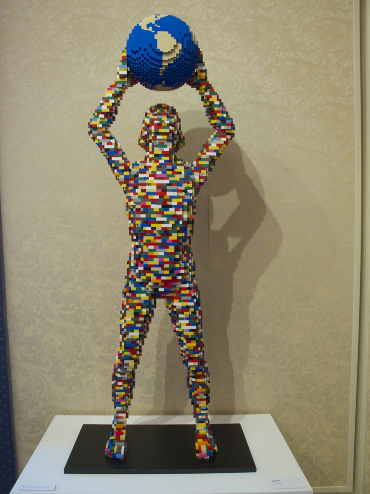 sculpture-Lego-originale-Nathan-Sawaya-homme-globe-terrestre