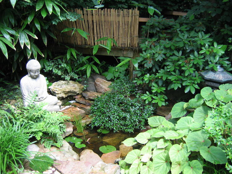 statue-jardin-Bouddha-pierre-blanche-étang-plantes-aquatiques