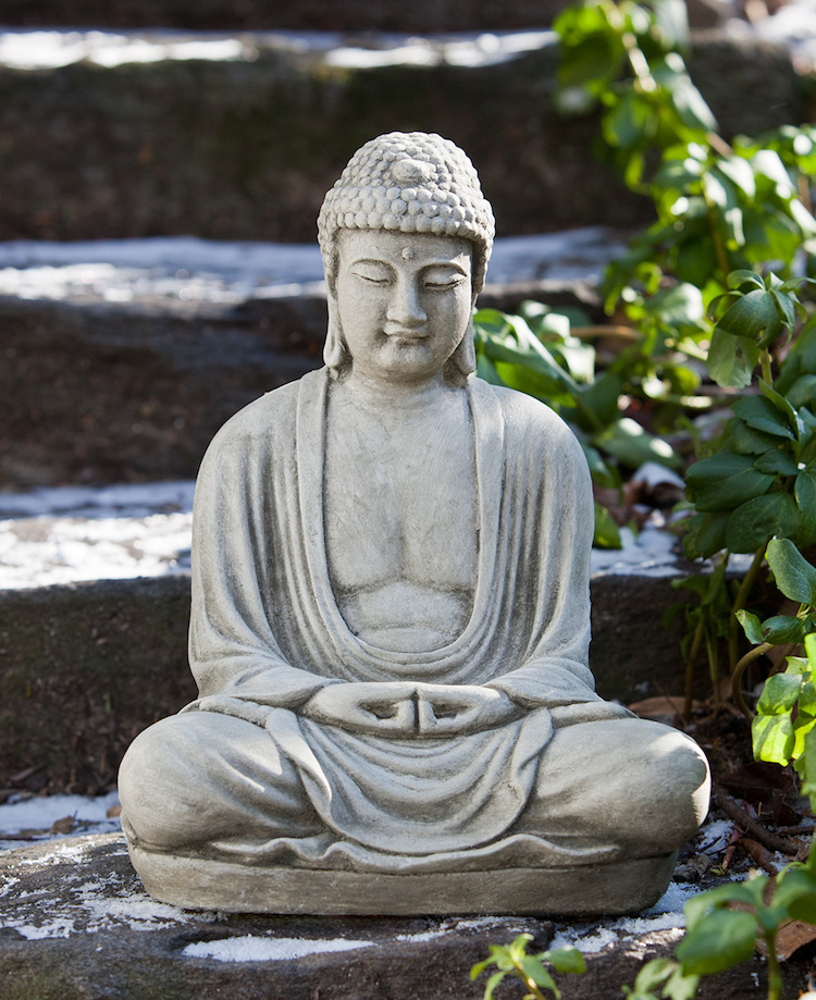 statue-jardin-Bouddha-pratiquant-méditation-assis-position-Lotus