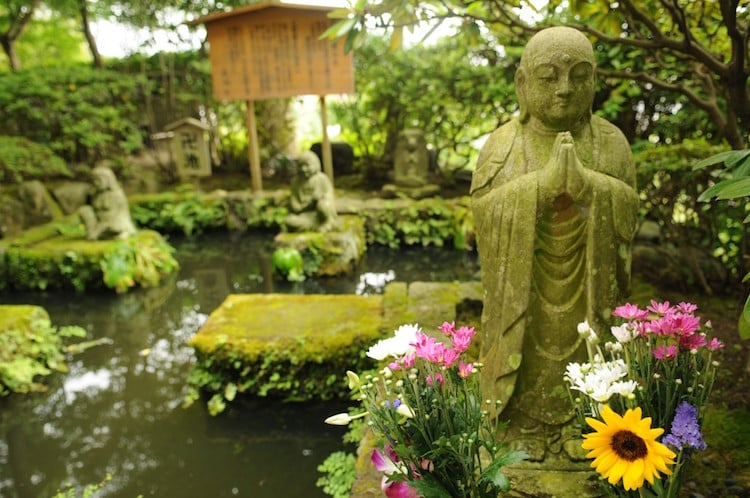 statue de jardin zen Bouddha debout-pierre-naturelle-jardin-aquatique