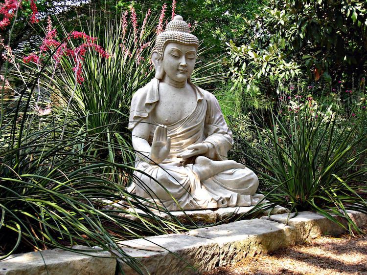 statue-jardin-zen-Bouddha-pierre-blanche-lobes-oreilles-allongés