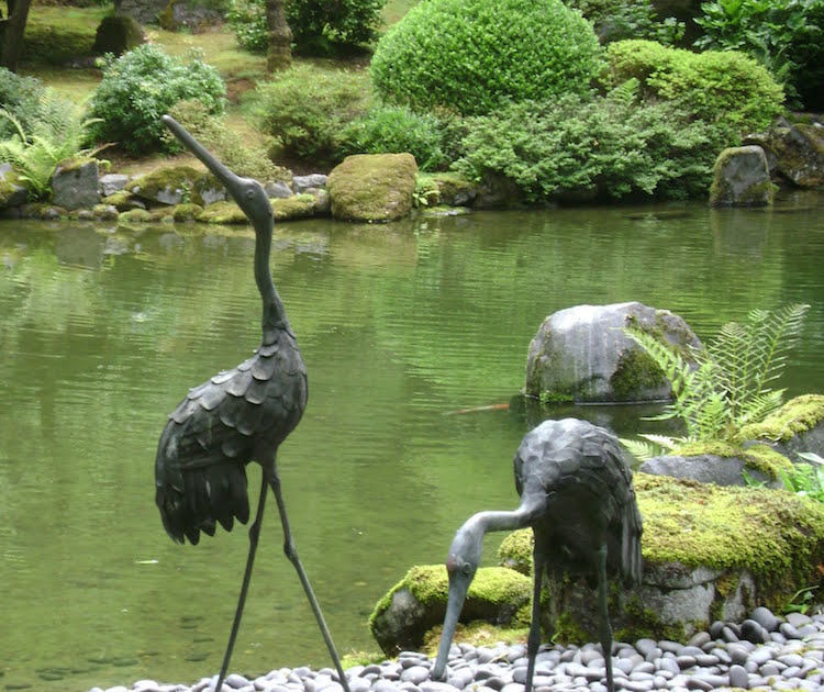 statue-jardin-zen-grues-symbole-typique-culture-orientale