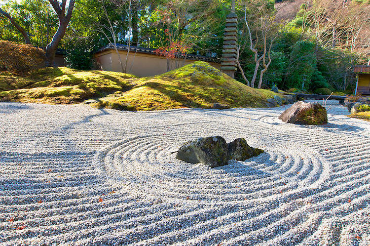statue-zen-jardin-japonais-pagoda-roches-gravier-décoratif-ratissé