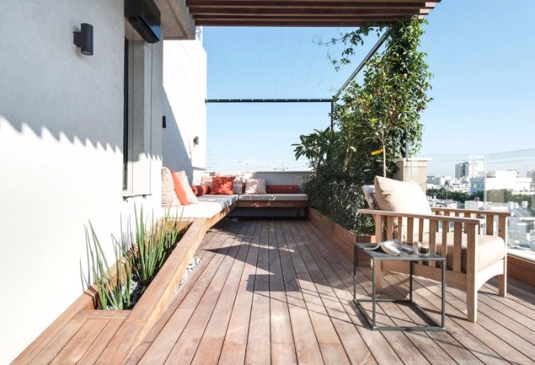 terrasse-ensoleillé-ville-sol-plafond-bacs-meubles-bois-massif