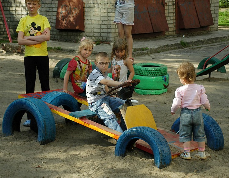 aire-jeux-enfant-course-voiture-pneus