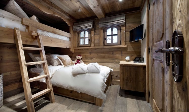 aménagement d’intérieur -chambre-coucher-style-chalet-mobilier-bois-massif-revêtement-mural-bois