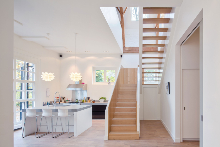 aménagement d’intérieur -cuisine-blanche-minimaliste-escaliers-droits-bois-blanc-parquet-bois-clair