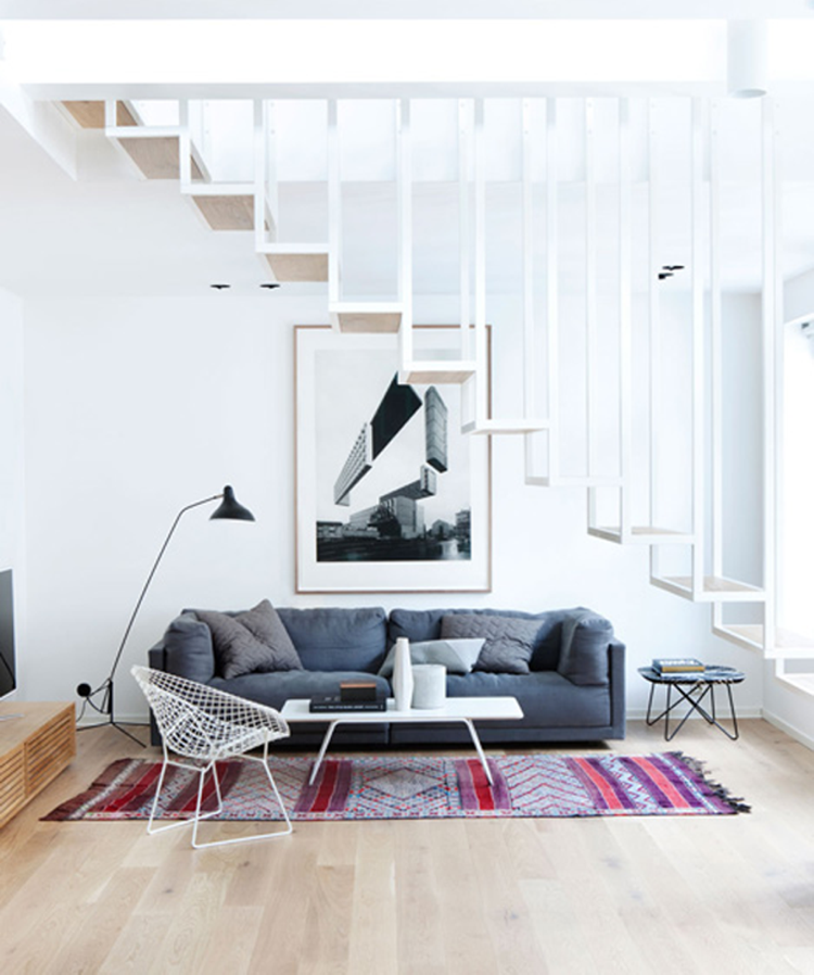 aménagement sous escalier -suspendu-salon-canapé-droit-gris-tapis-motifs-ethniques