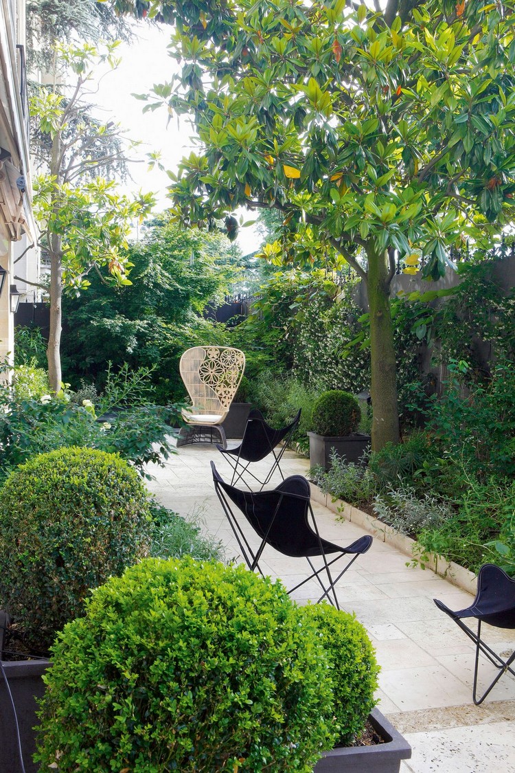 aménagement-jardin-extérieur-fauteuils-design-verdure-arbres