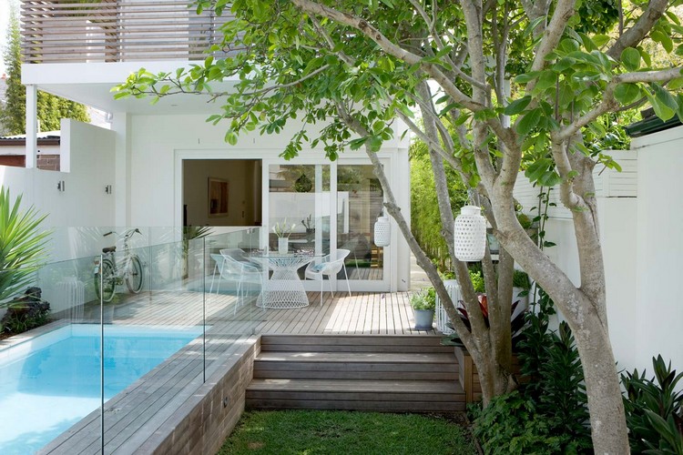 aménagement-jardin-extérieur-piscine-mobilier-design-blanc-garde-piscine