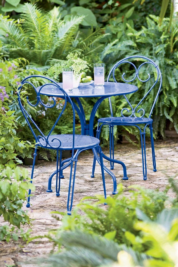 aménagement-jardin-extérieur-table-ronde-bleue-chaises-assorties