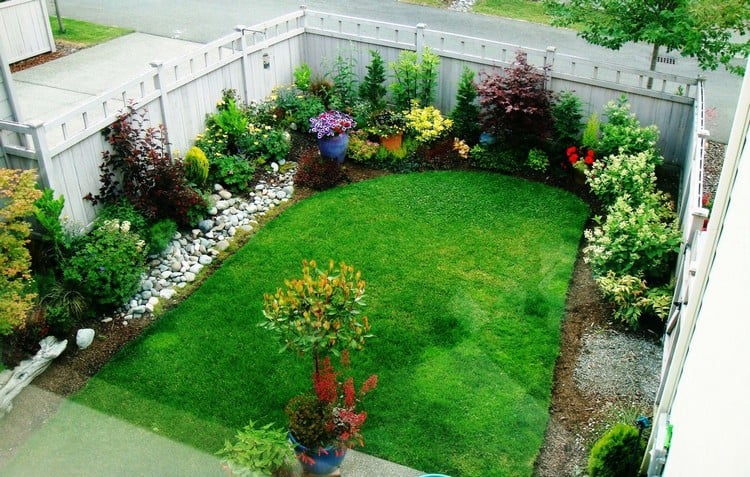aménager-petit-jardin-façade-cour-taille-pelouse-galets-déco