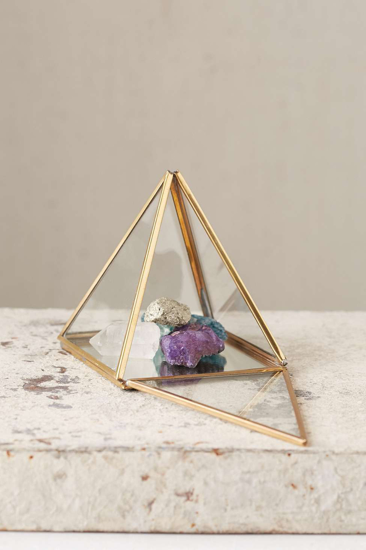 boîte vitrine -pyramide-verre-laiton-couvercle-baisser 1