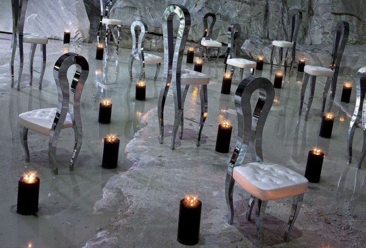 bougies déco noir-ambiance-cosy-gris-chaises-art-deco