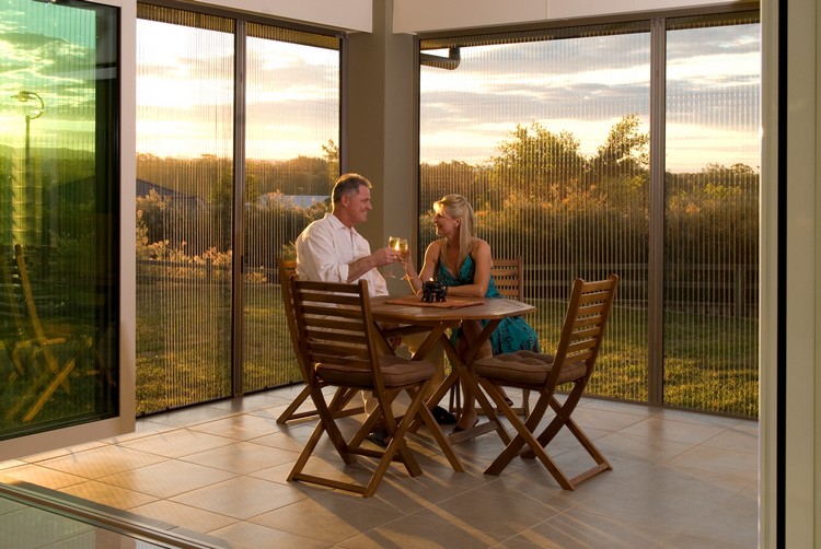 brise vent pour terrasse -plexiglas-design-moderne-salon-jardin-bois