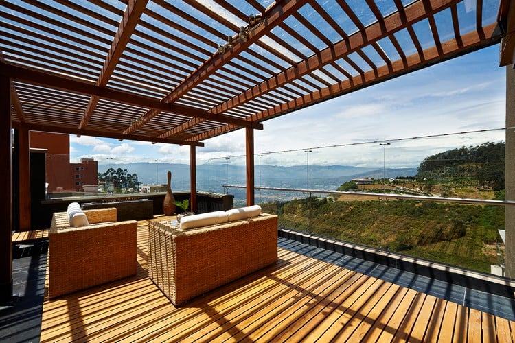brise vent pour terrasse -verre-pergola-bois-moderne-mobilier-jardin-tresé