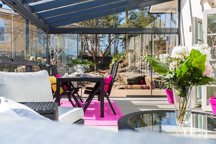 brise vent pour terrasse -verre-transparent-coin-repas-tapis-rose