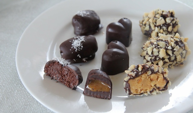 chocolat végétalien -chocolats-faits-maison-pralines-noix-coco-râpée-noix-concassées