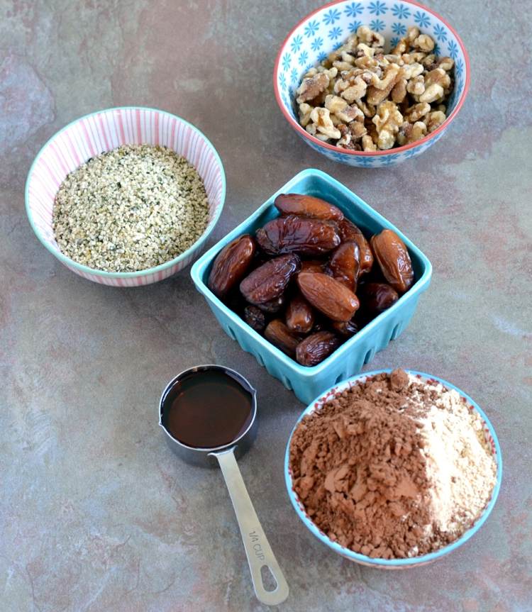 chocolat végétalien -fait-maison-sain-ingrédients-menthe-dattes-poudre-cacao-noix