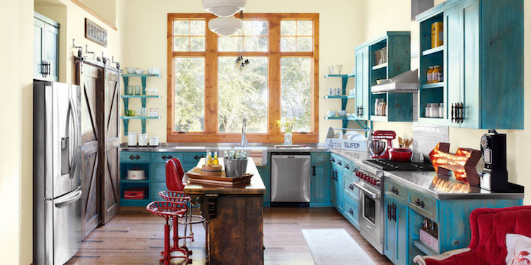 conseils-déco-cuisine-armoires-vintage-peinture-turquoise