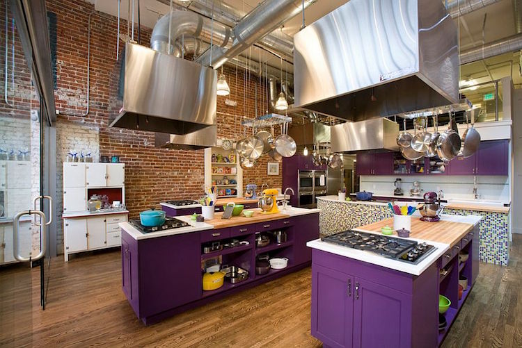  cuisine industrielle avec couleur-meubles-violets-hottes-aspirantes-inox