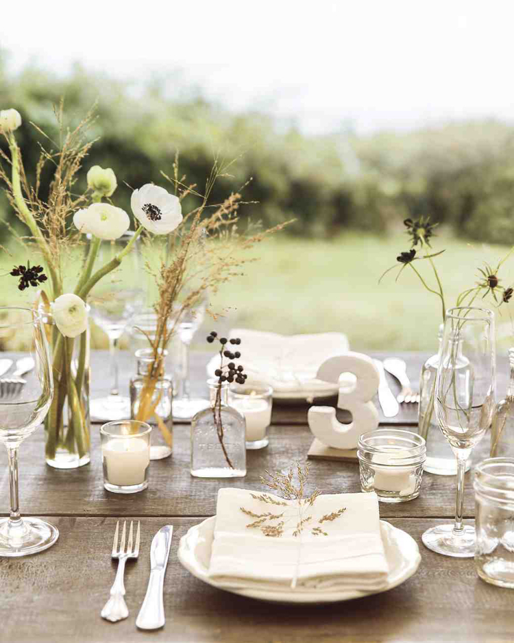déco de table champêtre -bouquets-renoncules-blanches-anémones-baies