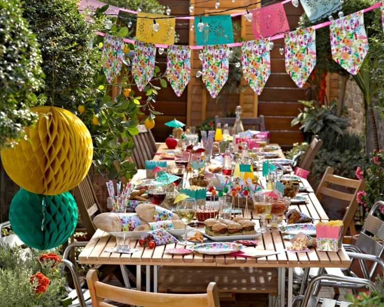 décoration garden party -boules-papier-guirlandes-fanions-motifs-floraux