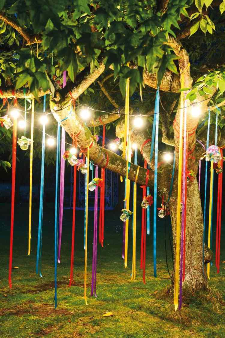 décoration garden party -rubans-multicolores-vases-suspendus-guirlandes-lumineuses