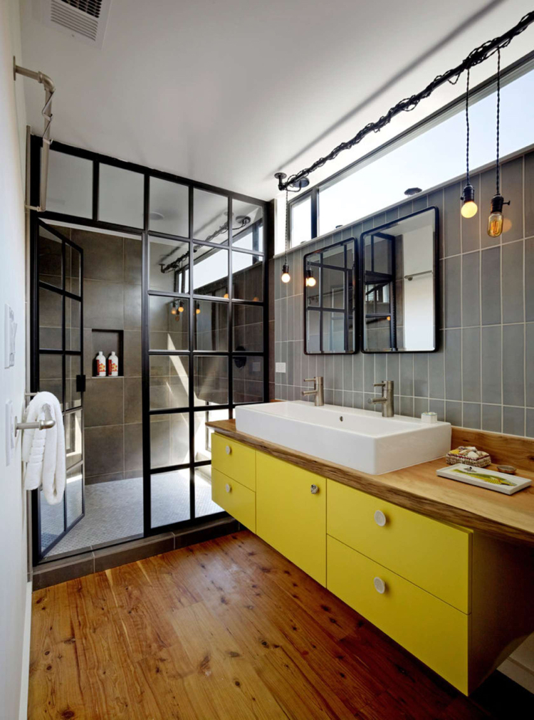 décoration industrielle -salle-bains-fenêtre-atelier-suspensions-ampoule-meuble-vasque-jaune