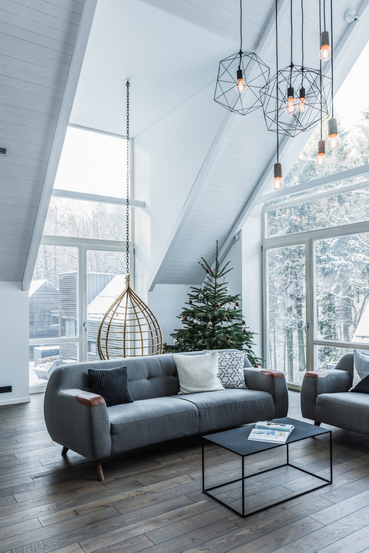 décoration scandinave - canapé-gris-fauteuil-suspendu-bois-suspensions-métal-parquet