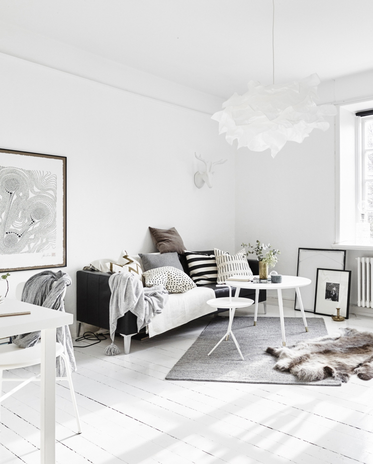 décoration scandinave - coussins-noir-blanc-tapis-gris-tapis-peau-bête