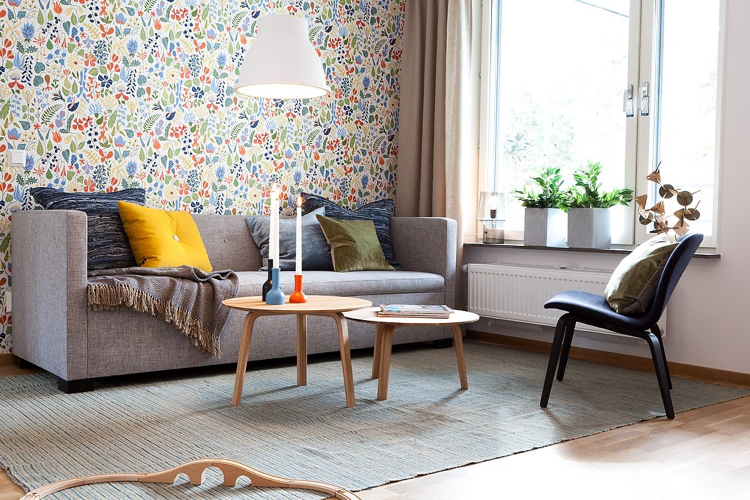 décoration scandinave -papier-peint-motifs-organiques-couleurs-vives-canapé-gris