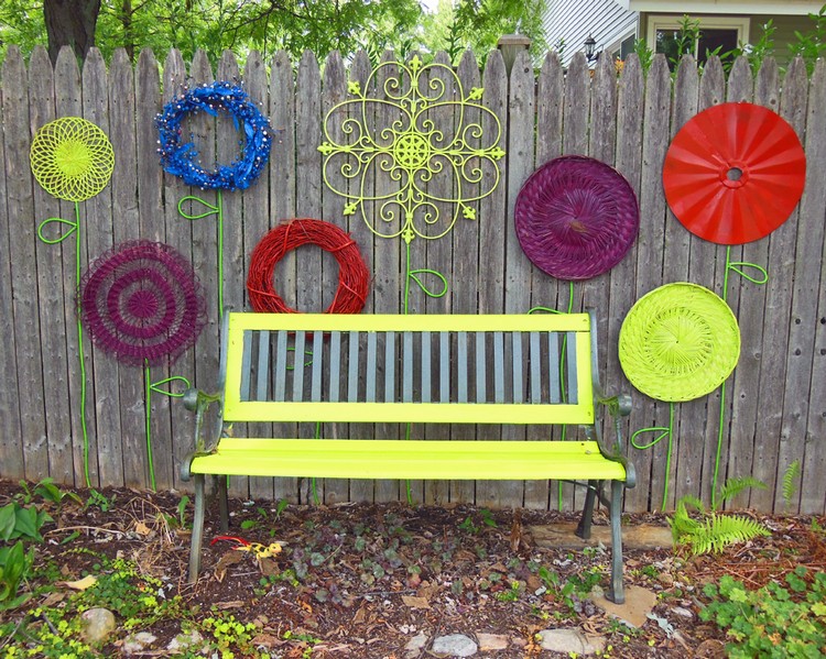 décoration-mur-extérieur-artisanale-clôture-bois-coloriée-banc-assorti