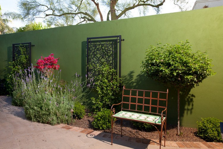 décoration-mur-extérieur-en vert-grille-métallique