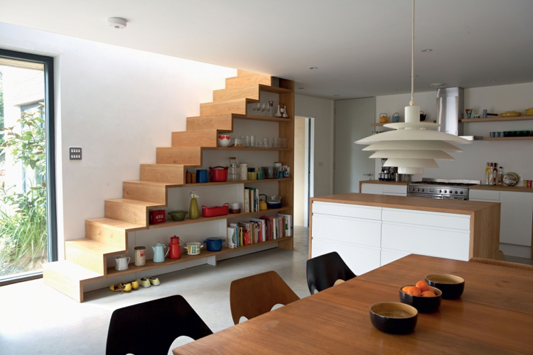 escalier gain de place -bois-blanc-rangements-cuisine