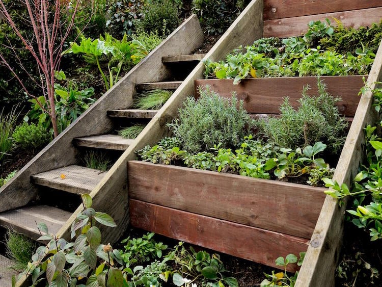 escalier de jardin artisanal-bois-massif-jardin-vertical