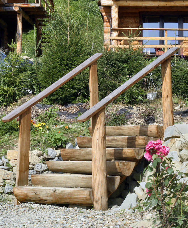 escalier-jardin-bois-massif-style-rustique-main-courante