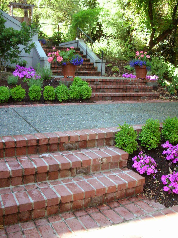 escalier-jardin-faire-marches-briques-rouges