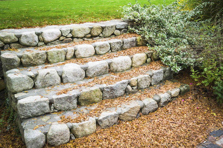 escalier-jardin-marches-pierre-naturelle-graviers-pelouse