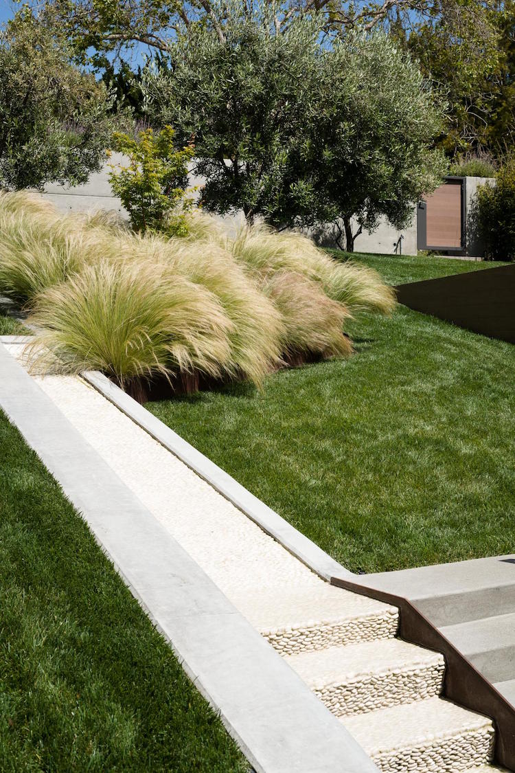 escalier-jardin-moderne-conception-béton-pelouse