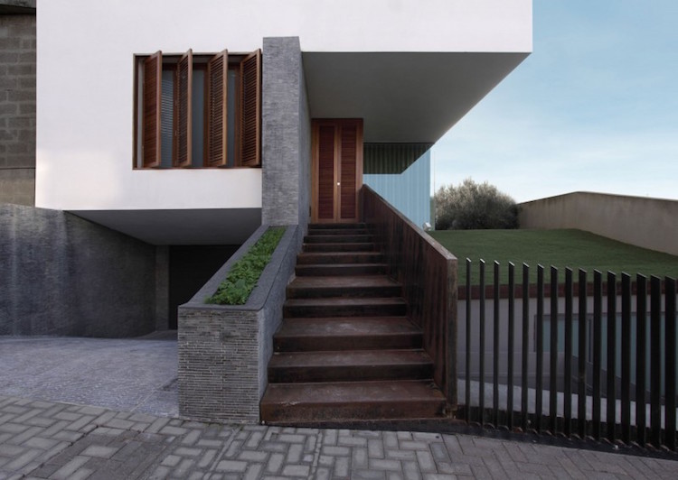 escalier-jardin-métallique-maison-design-style-minimaliste